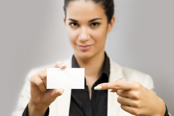 jeune femme tenant une carte blanche - Photo, image