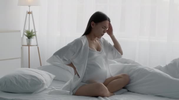 Migraine tijdens de zwangerschap. Zieke jonge zwangere vrouw lijdt acute hoofdpijn thuis - Video