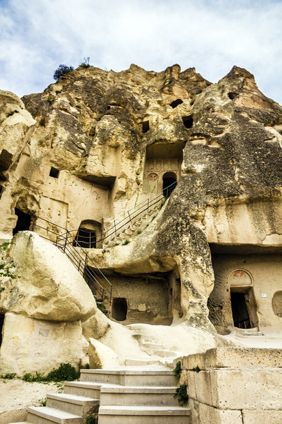 Mosteiro da caverna velha em Cavusin, Capadócia, Turquia
 - Foto, Imagem