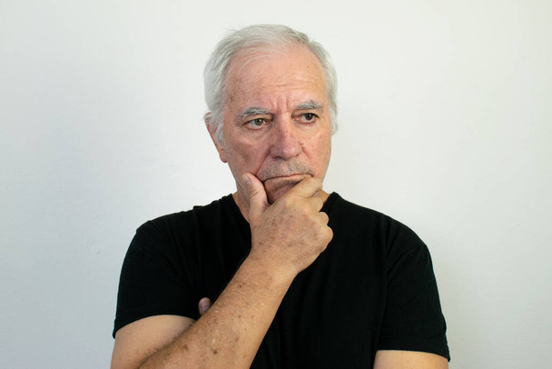 Demenz Gedächtnisverlust alter Mann Senior schwarz Hemd weiß Hintergrund Depression gestört erinnern Denken im Alter vergessen - Foto, Bild