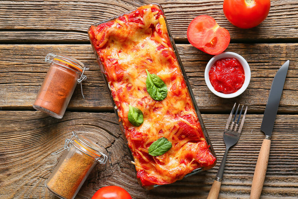 Kompozice s chutnými rajčaty lasagne na dřevěném pozadí - Fotografie, Obrázek