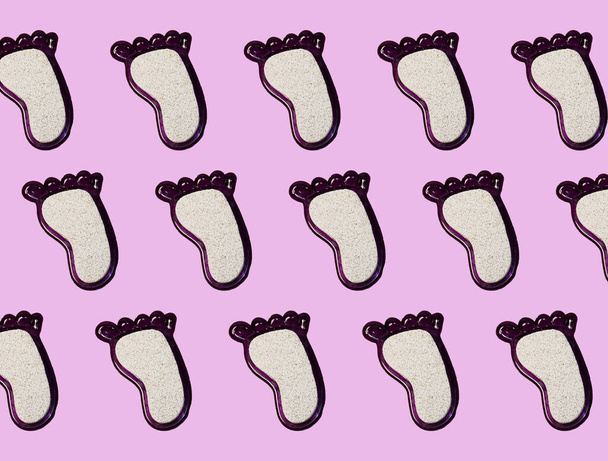 Δημιουργικό μοτίβο μόδας φωτογραφία των καλλυντικών ομορφιάς προϊόντα μωβ πόδι φροντίδα βούρτσα σε ένα ροζ φόντο - Φωτογραφία, εικόνα