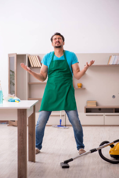 Fiatal férfi vállalkozó takarítja a házat - Fotó, kép