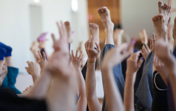 πολλοί χορευτές χέρι ξεσηκωθούν σε αυτοσχεδιασμό, σε θολό φόντο - Φωτογραφία, εικόνα