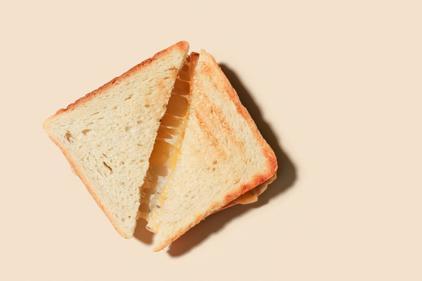 Maukkaita voileipiä juustolla värillisellä taustalla - Valokuva, kuva