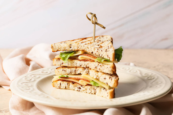 Talíř s chutnými sendviči na stole, detailní záběr - Fotografie, Obrázek