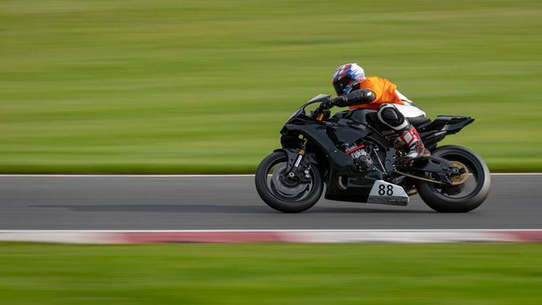 Yarış pistini turlayan bir motosikletin görüntüsü.. - Fotoğraf, Görsel