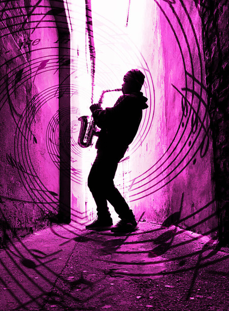  深いピンク色の光にシルエットになったサックス奏者が楽器から音楽のスパイラルを作り出し - 写真・画像
