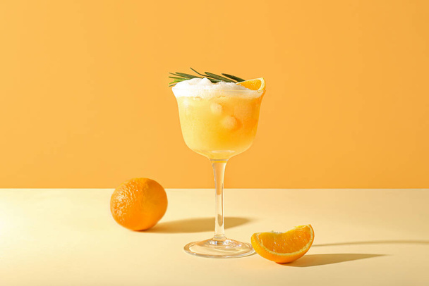 Glass of tasty whiskey sour cocktail on color background - Foto, Imagen