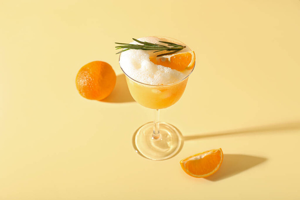 Verre de savoureux cocktail aigre-whisky sur fond de couleur - Photo, image