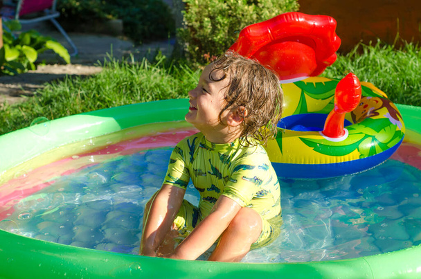 mały chłopiec w basenie na świeżym powietrzu - Zdjęcie, obraz