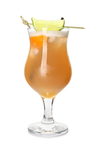 Стакан вкусного виски кислый коктейль на белом фоне - Фото, изображение