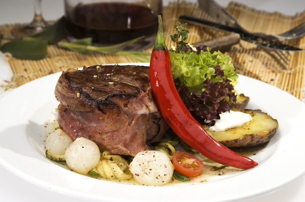 Grilled beefsteak w onion and lettuce - Photo, Image
