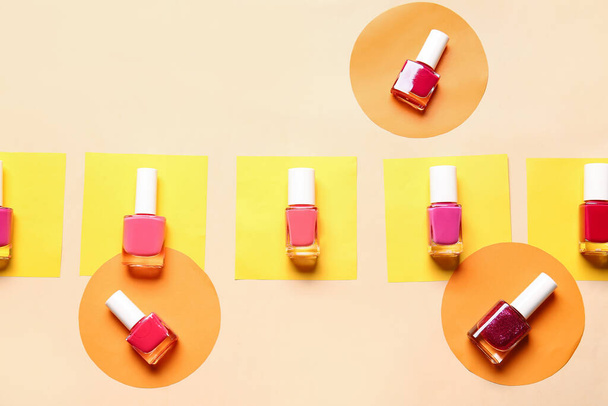 Botellas de esmaltes de uñas sobre fondo de color - Foto, imagen