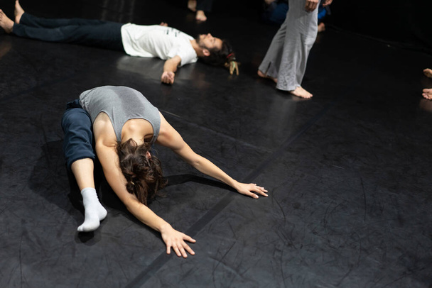 bailarines movimiento contacto improvisación rendimiento - Foto, Imagen