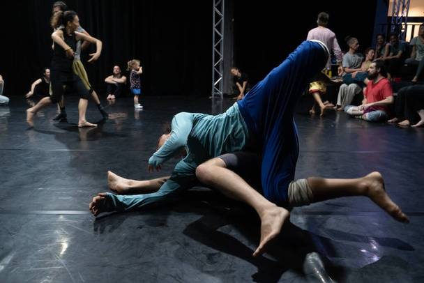 Tanečníci pohyb kontakt improvizace výkon - Fotografie, Obrázek