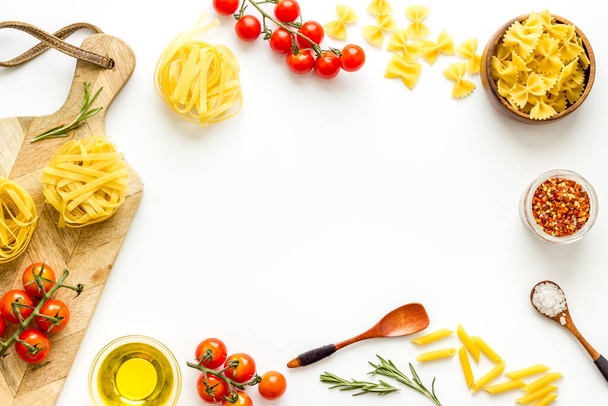 Ramka fettuccine ze składnikami do gotowania włoskiego makaronu - Zdjęcie, obraz