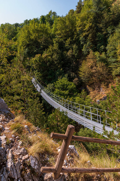 Un pont métallique suspendu dans les airs, long de 234 mètres et atteignant 140 mètres au-dessus du sol, est installé près du château Roccamandolfi depuis quelques années. - Photo, image
