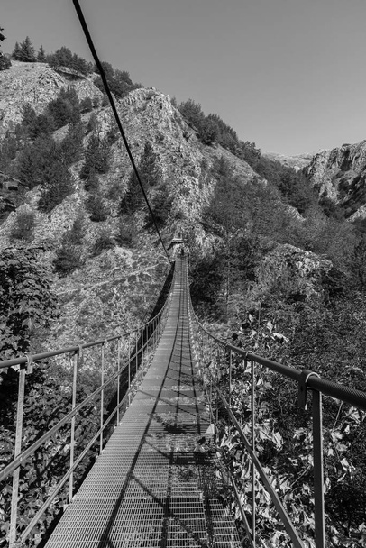 Een metalen brug opgehangen in de lucht, 234 meter lang en 140 meter boven de grond, is geïnstalleerd in de buurt van de Roccamandolfi Castle voor enkele jaren. - Foto, afbeelding