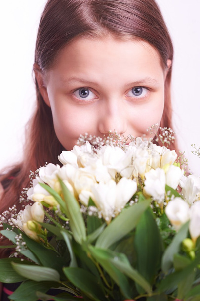 Teen girl with a bouquet of flowers - 写真・画像