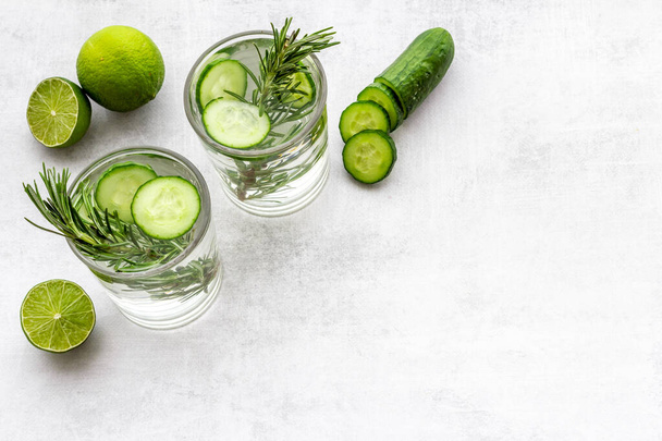 Homemade lemonade with cucumber lemon slices and herbs - Foto, Imagen
