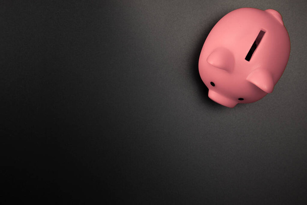 Pink Piggy Bank na černém pozadí horní pohled s kopírovacím prostorem. Úspory, Finanční a obchodní koncepce prostor pro text - Fotografie, Obrázek