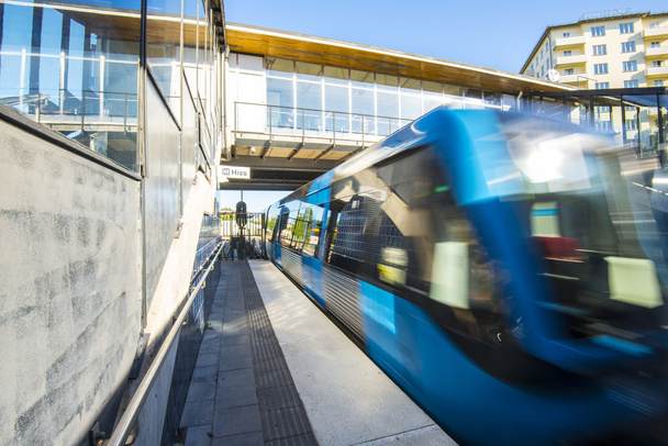 vlak přijíždí na stanici metra skarmarbrink, stockholm (Švédsko) - Fotografie, Obrázek