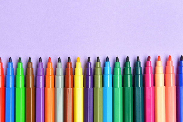 Marcadores coloridos sobre fundo de cor - Foto, Imagem