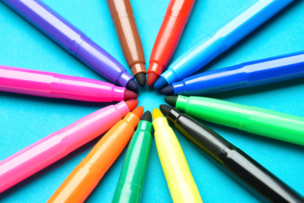 Pennarelli colorati su sfondo a colori - Foto, immagini