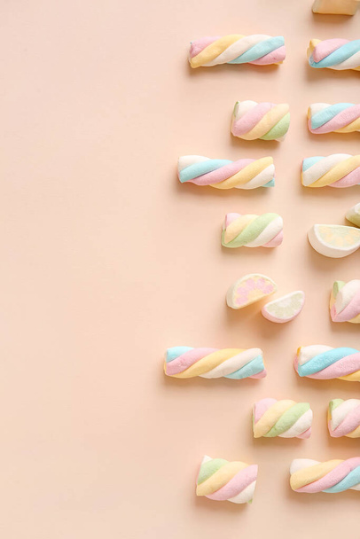 Lekkere marshmallows op kleur achtergrond, close-up - Foto, afbeelding