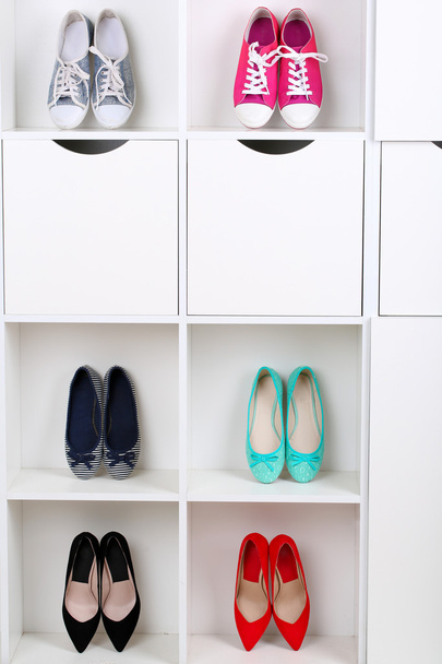 Colorful shoes on shelves - Foto, Bild