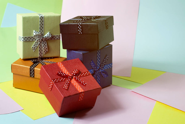Подарункова коробка розміщена на яскравому кольоровому фоні
 - Фото, зображення