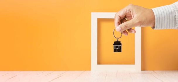 biznesmen trzymając łańcuch kluczy domu, nieruchomości i nieruchomości - Zdjęcie, obraz