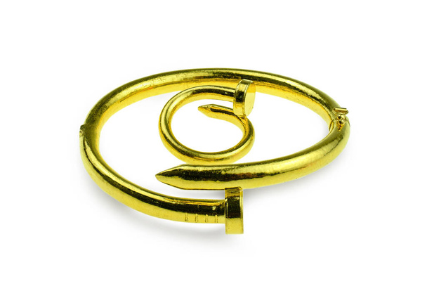 Золотой браслет и кольцо фантазии на белом фоне - Фото, изображение