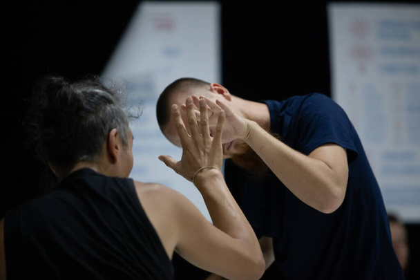 танцюристи рухаються контакт імпровізації продуктивність
 - Фото, зображення