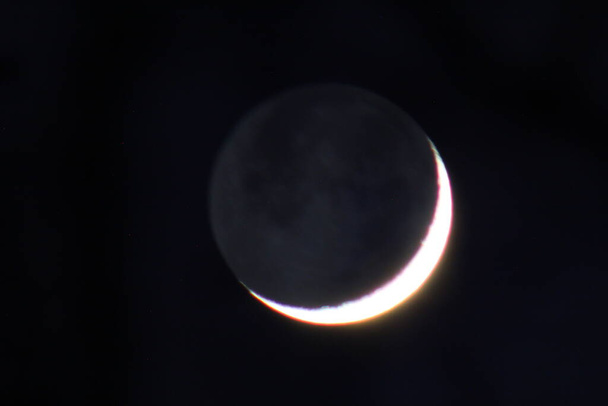 Luna di mezzaluna nella prima sera - Foto, immagini