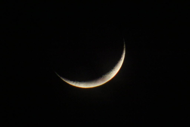 Luna di mezzaluna nella prima sera - Foto, immagini
