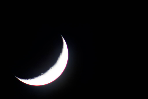 Mondsichel am frühen Abend - Foto, Bild