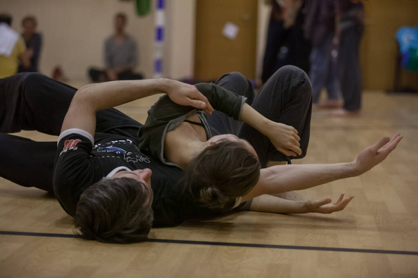 dansers beweging contact improvisatie prestaties - Foto, afbeelding