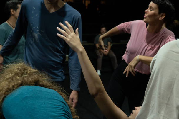 tanssijat liikkeen kontakti improvisaatio suorituskyky - Valokuva, kuva