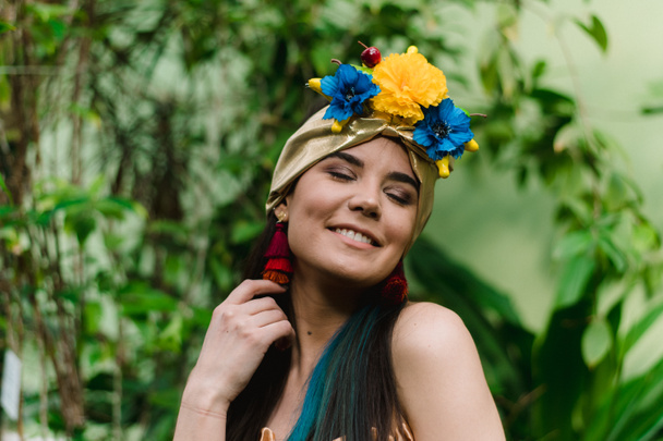 Femme brésilienne en costume de jungle nationale. Très belle et mignonne femme souriante et riante dans le vert - Photo, image