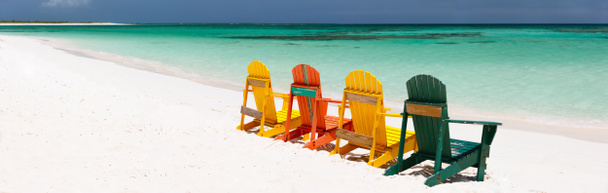 Cadeiras coloridas na praia do Caribe
 - Foto, Imagem
