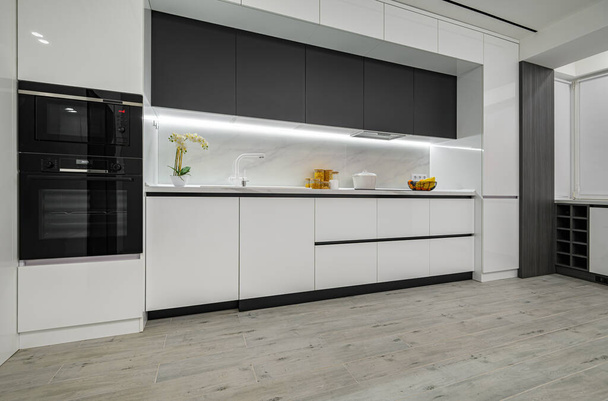 Розкішна біло-чорна сучасна мармурова кухня
 - Фото, зображення