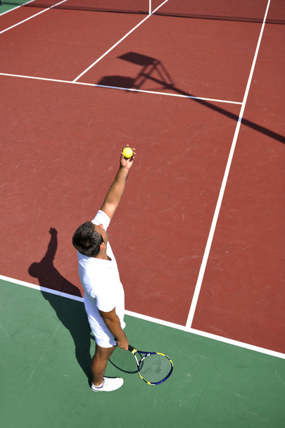 junger Mann spielt Tennis im Freien - Foto, Bild
