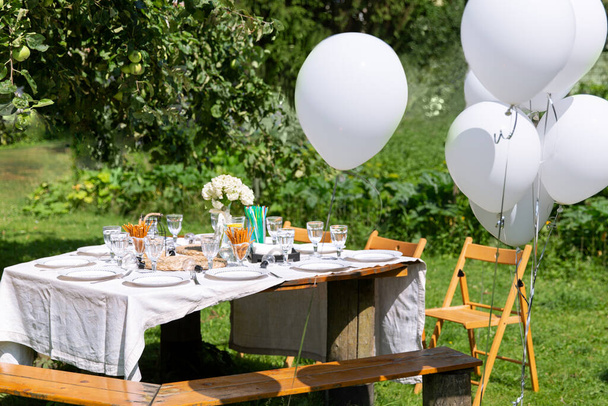 Εορταστική λευκό τραπέζι ρύθμιση στον κήπο πίσω αυλή. Παιδικό πάρτι το καλοκαίρι - Φωτογραφία, εικόνα
