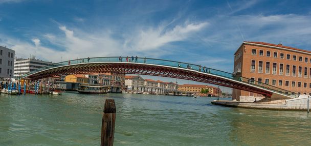 Venetië Italië 5 juli 2021: De brug, ontworpen door de Spaanse architect Santiago Calatrava en gebouwd met voornamelijk staal en glas, - Foto, afbeelding