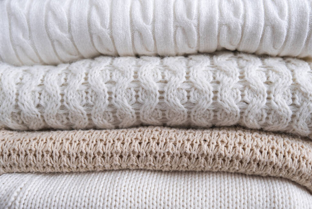 Vêtements confortables chauds avec différents motifs tricotés close-up. Automne ou hiver fond. - Photo, image