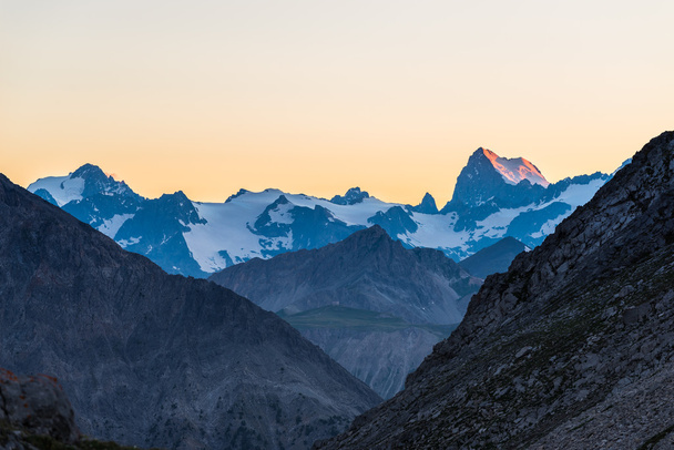 Alppien hämärä
 - Valokuva, kuva