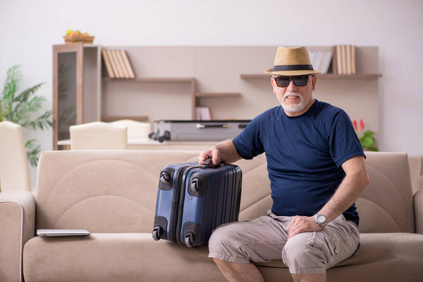 Old man preparing for trip at home - Fotografie, Obrázek