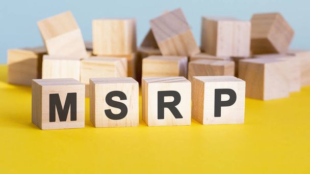 Costruzione di parole MSRP con blocchi di lettere e una bassa profondità di campo, concetto di business. MSRP abbreviazione di produttori suggerito prezzo al dettaglio - Foto, immagini